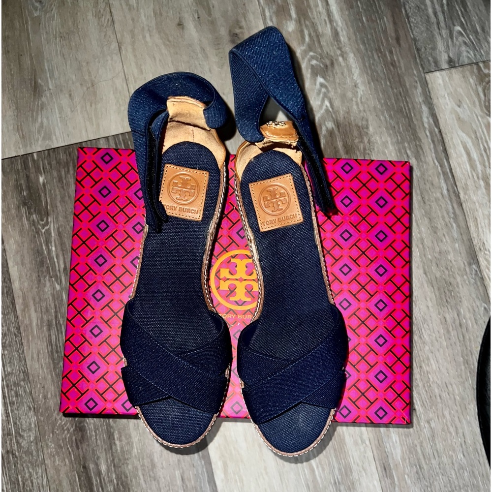 Like new Tori Burch wedges Royal Navy & Tan Shoes Sz 8.5